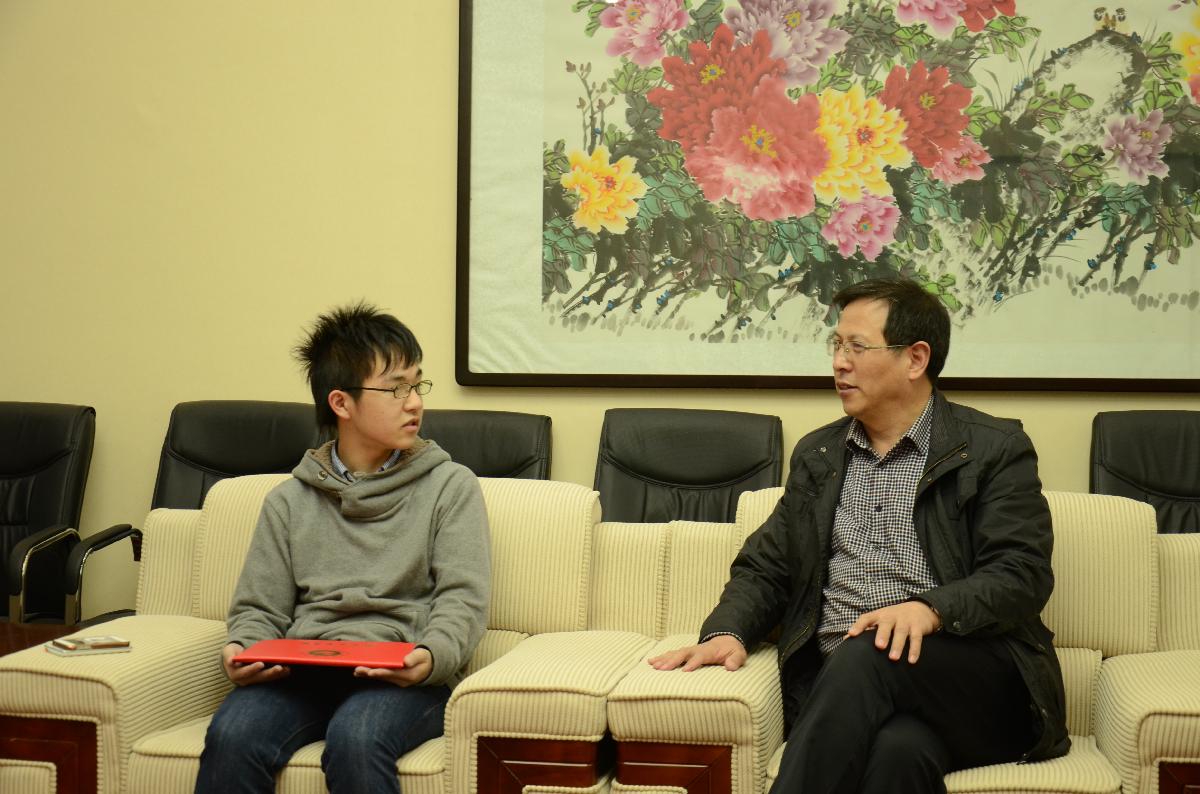 国际合作与交流处处长赵晓平了解菅隼人在我校学习、生活情况