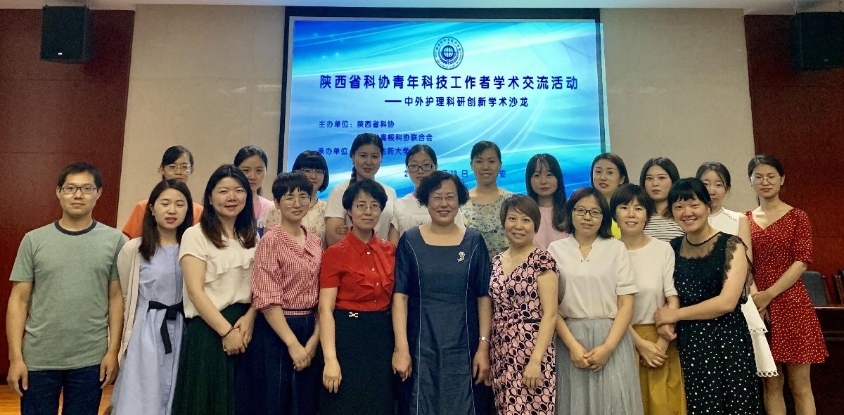 护理学院师生与顾炜教授合影