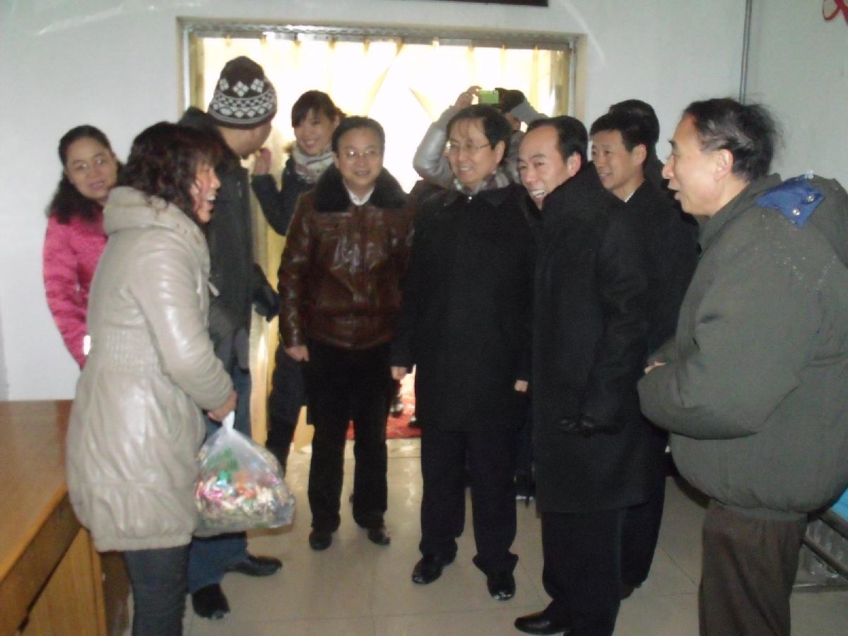 我校党政新春佳节慰问一线职工