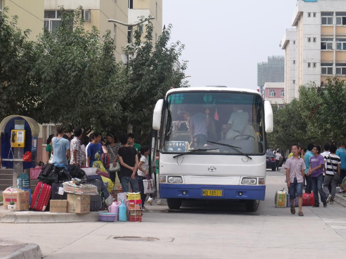 运输中心合理调配运力搬迁学生