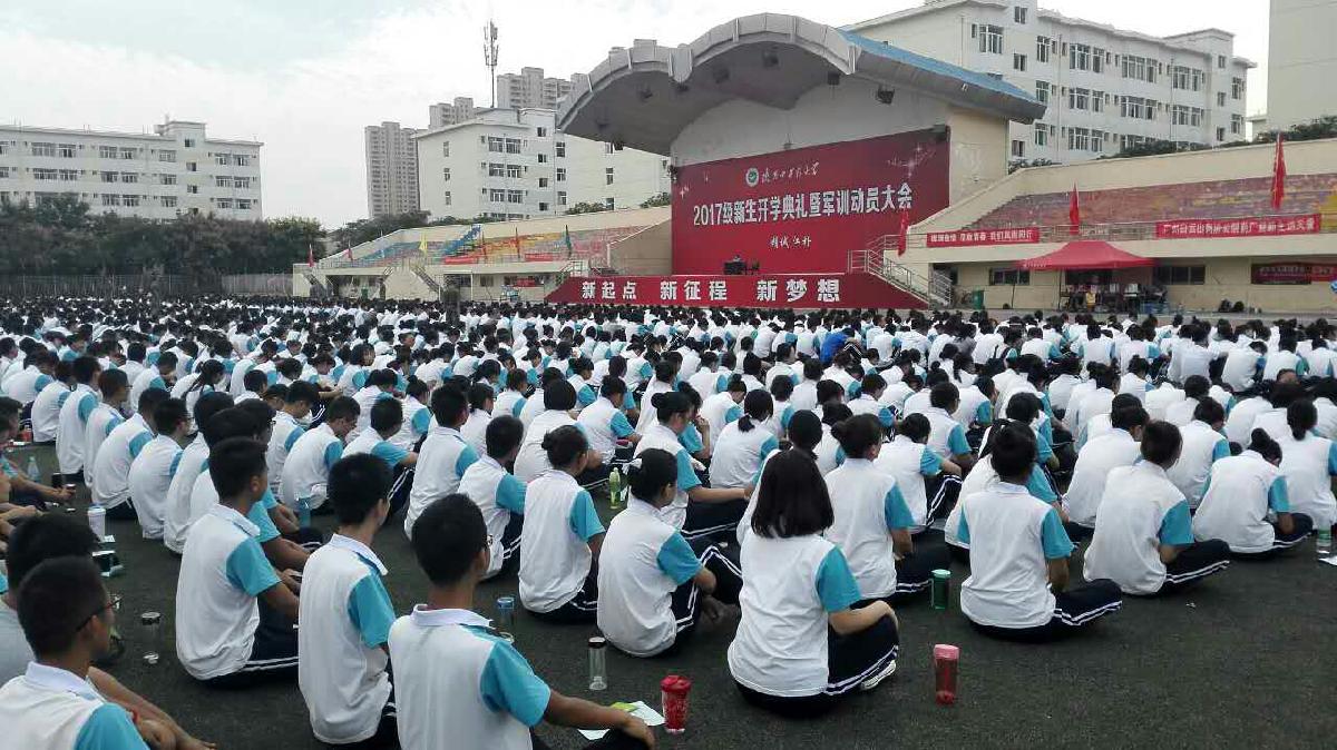 校医院进行艾滋病宣传活动