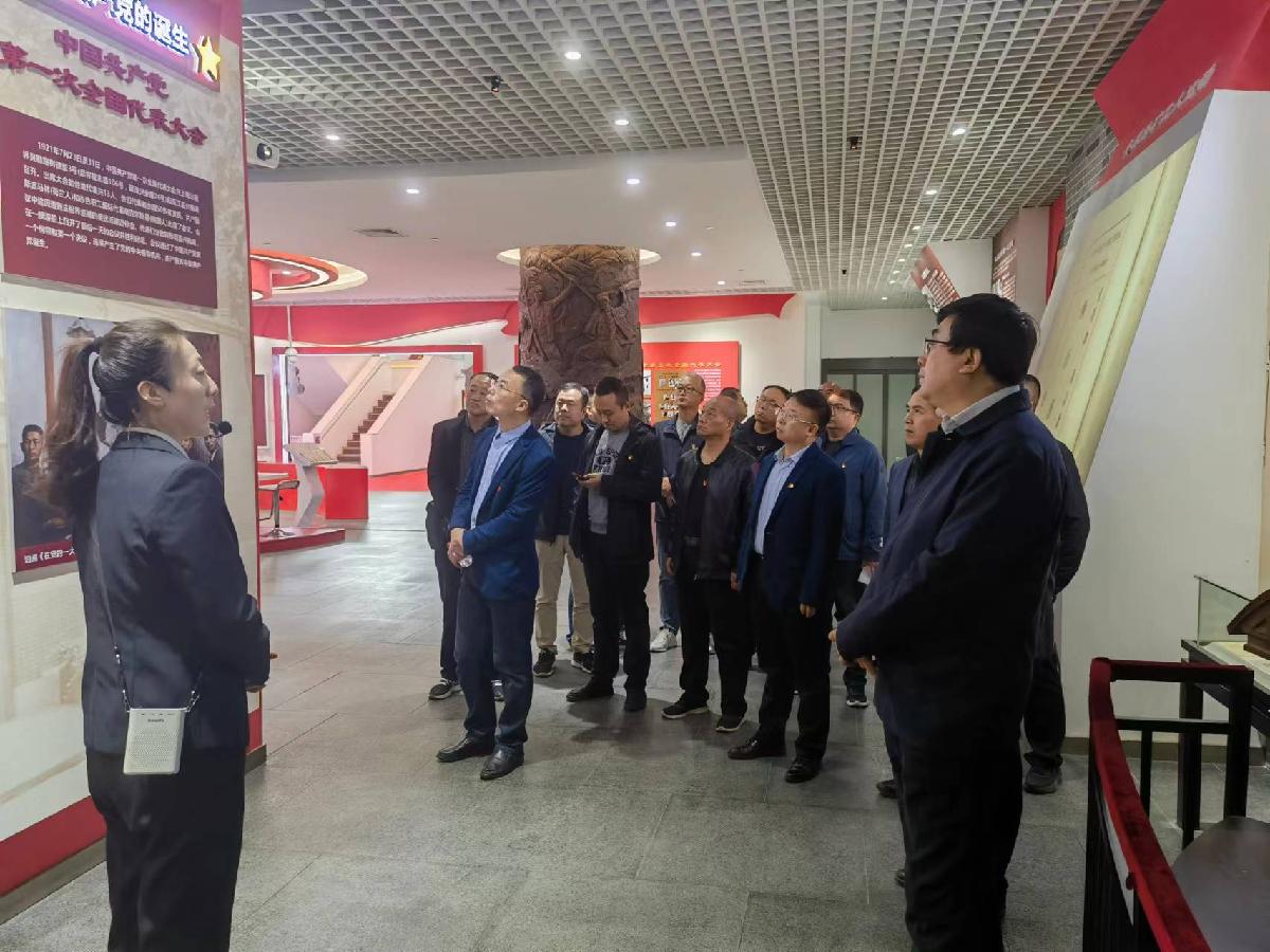 后勤保障处党总支开展主题党日活动