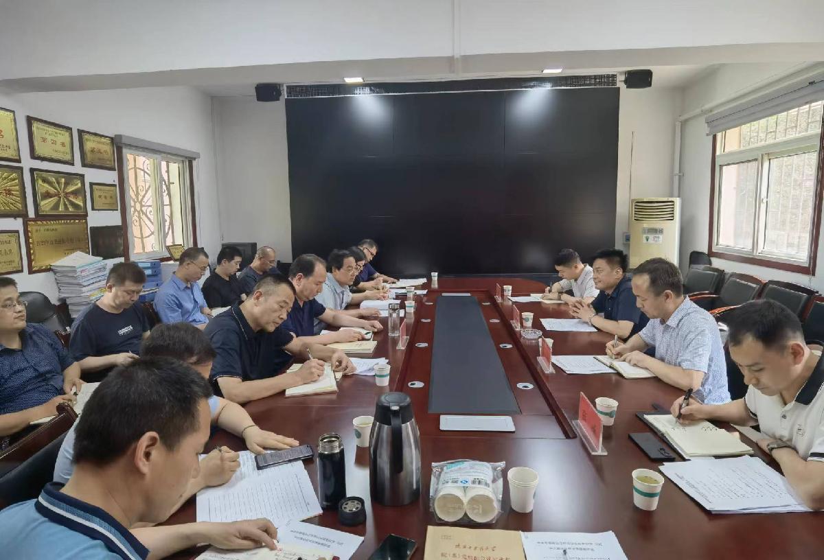 校党委副书记苏晓波一行到后勤保障处党总支开展巡听旁听工作
