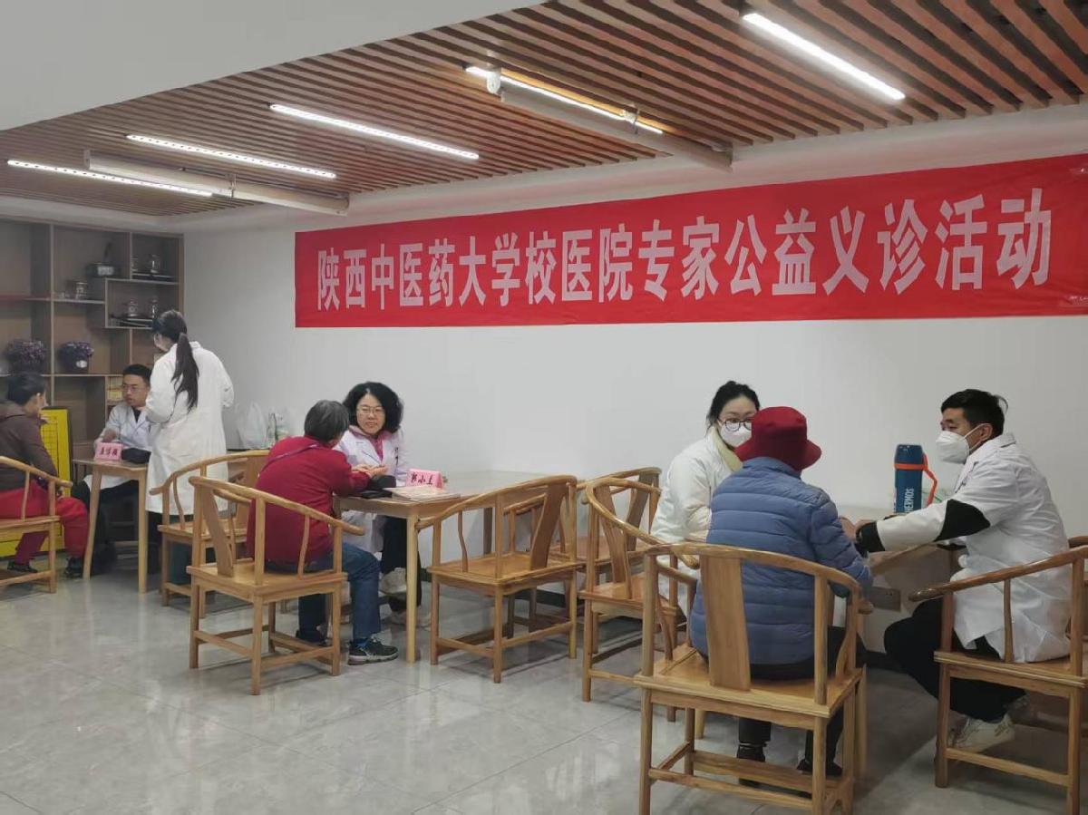  校医院中医专家团队走进渭滨苑小区开展公益义诊服务