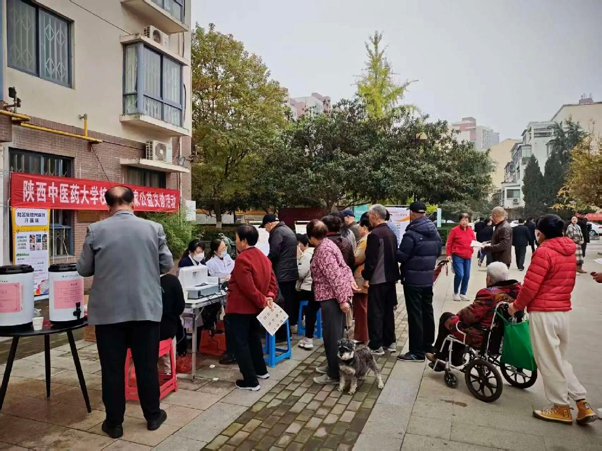校医院开展重阳节社区爱心义诊活动