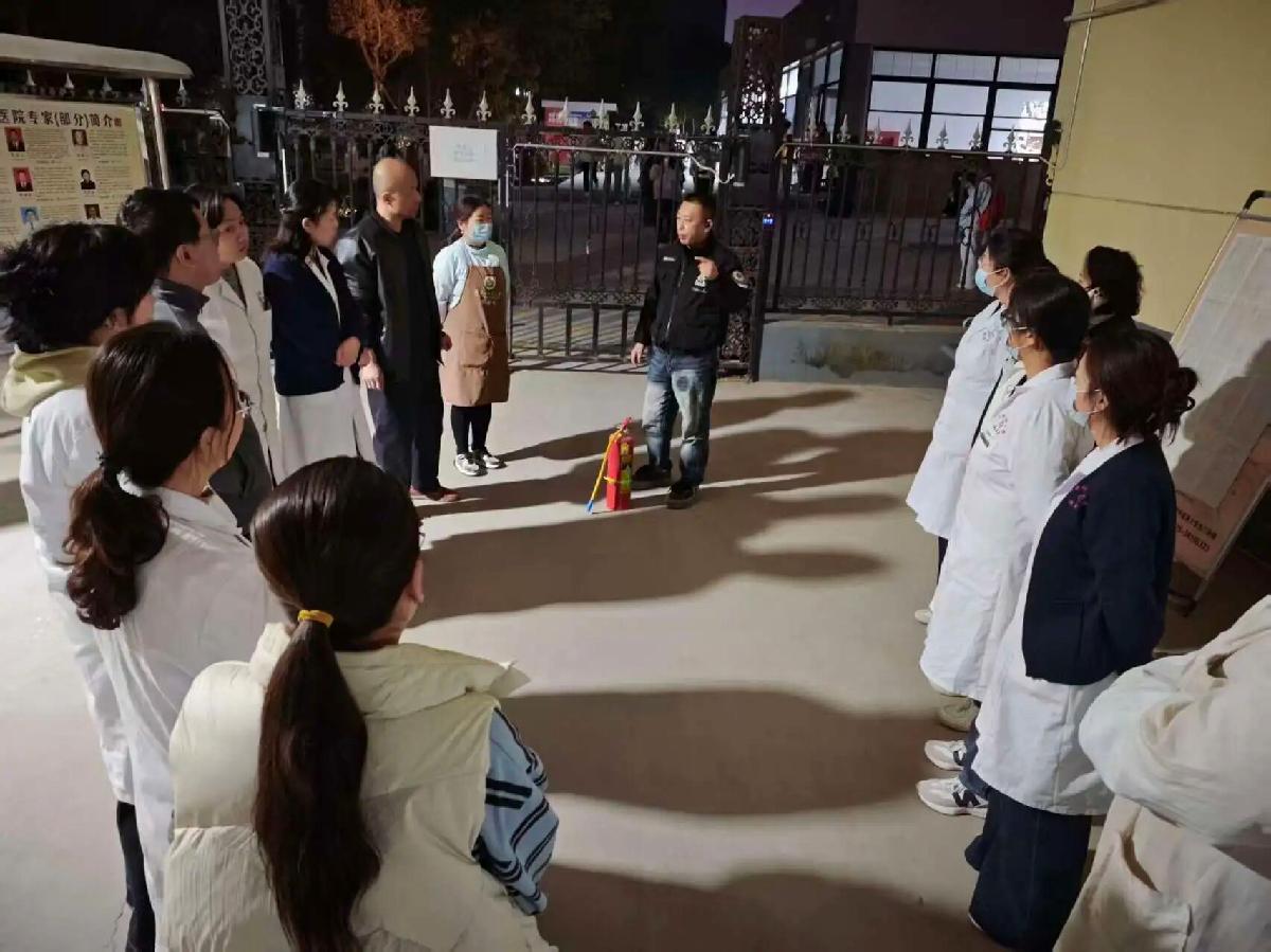 校医院组织医护人员开展消防安全演练