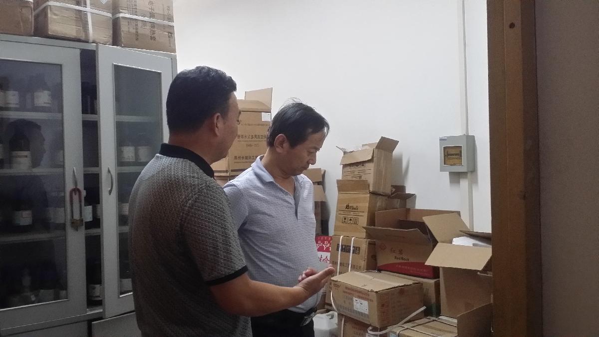 程副院长在制药工程实验中心检查 程副院长在制药工程实验中心检查