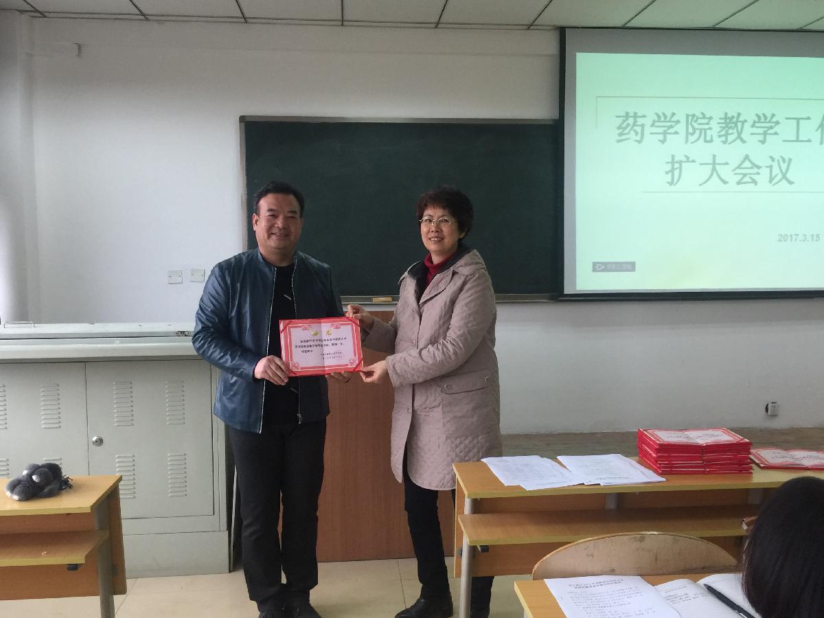程副院长向邢黎明老师颁发聘书 程副院长向邢黎明老师颁发聘书