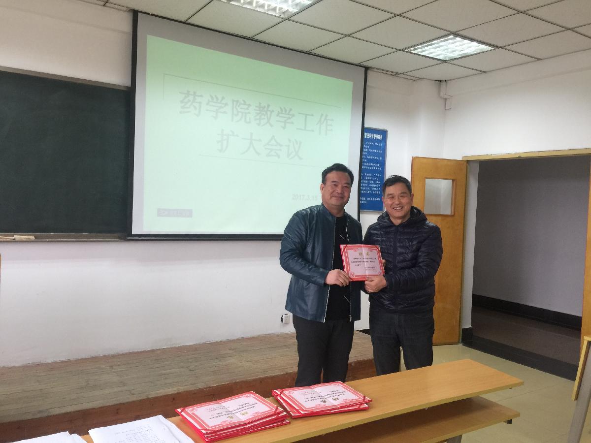 程副院长向张恩户老师颁发聘书 程副院长向张恩户老师颁发聘书