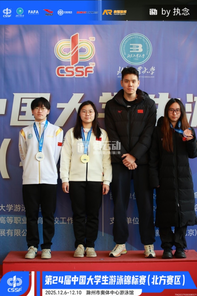 陈彬茹（右一）