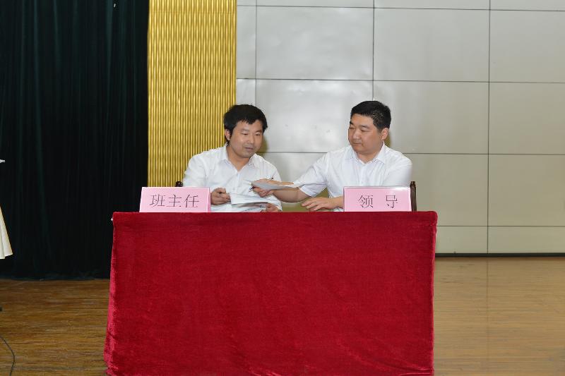 班主任代表签订考风考纪教育目标责任书
